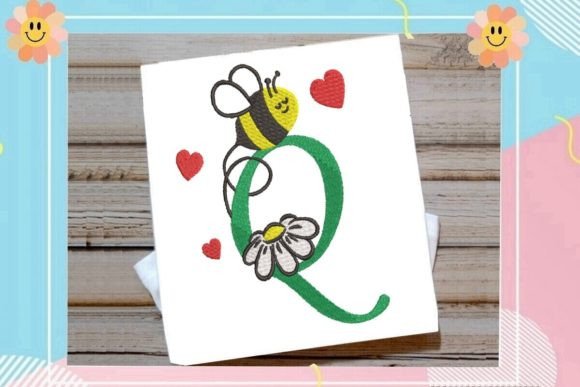 Cute Bee Q Letter Monogram